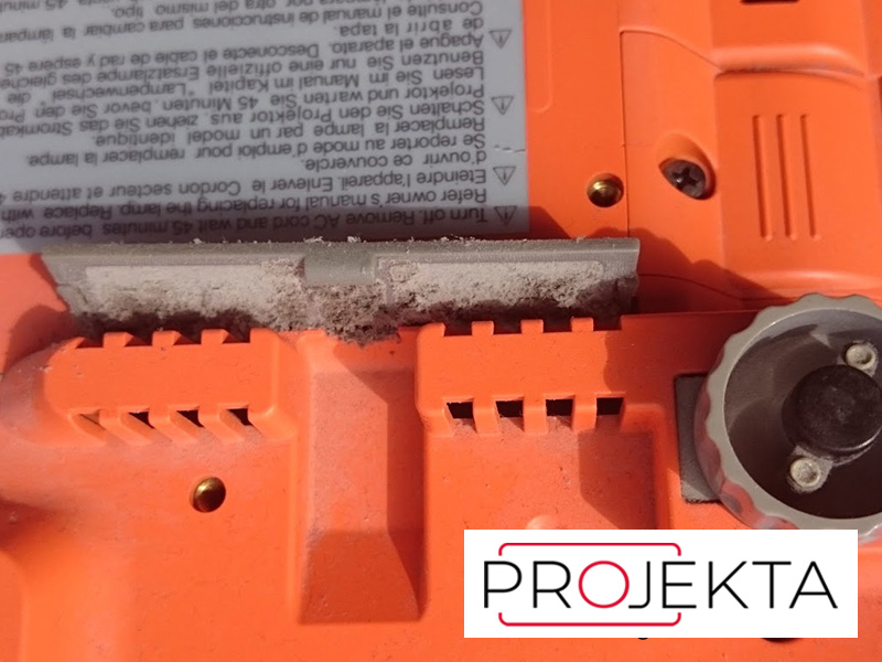 Zničení chladicí jednotky - z důvodu totálního zanesení filtrů projektoru