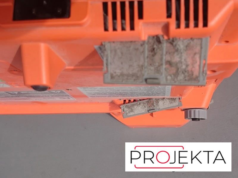 Zadřené ložisko ventilátoru - z důvodu totálního zanesení filtrů projektoru