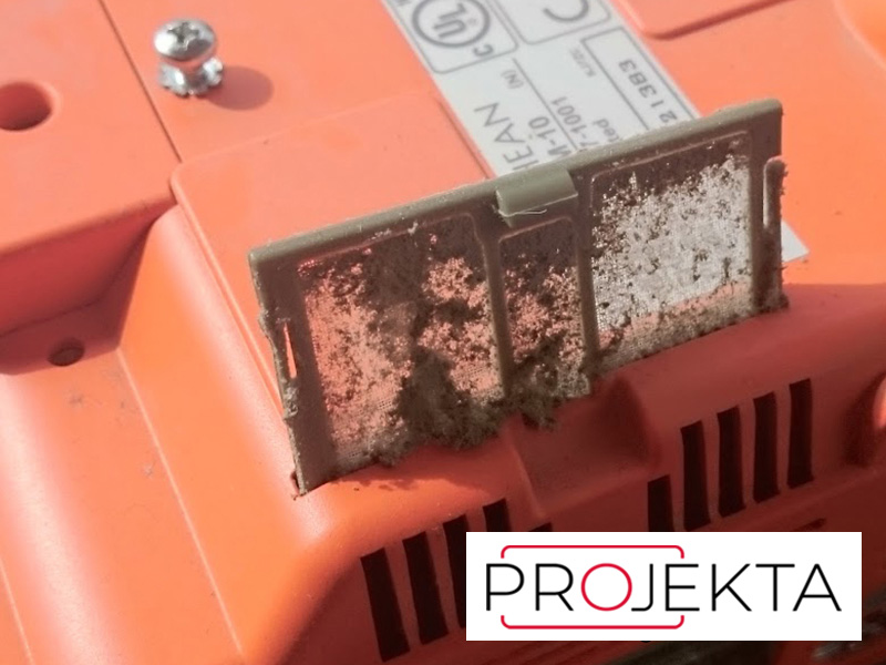 Zničení chladicí jednotky - z důvodu totálního zanesení filtrů projektoru