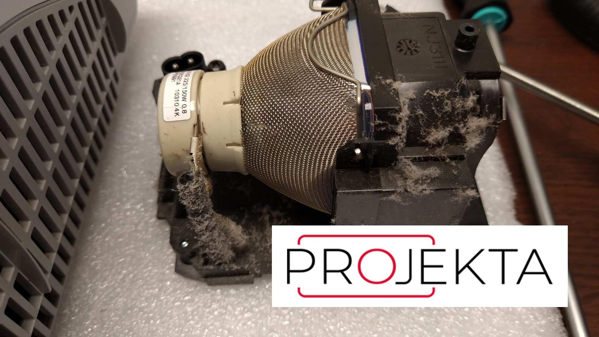znečištěná lampa projektoru