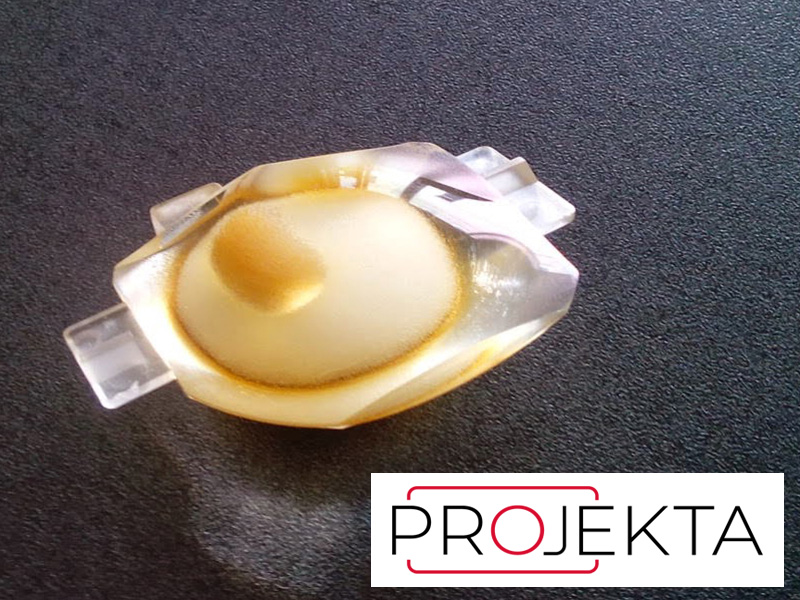 Propálená čočka objektivu - selhání chladicí soustavy z důvodu znečištěných filtrů