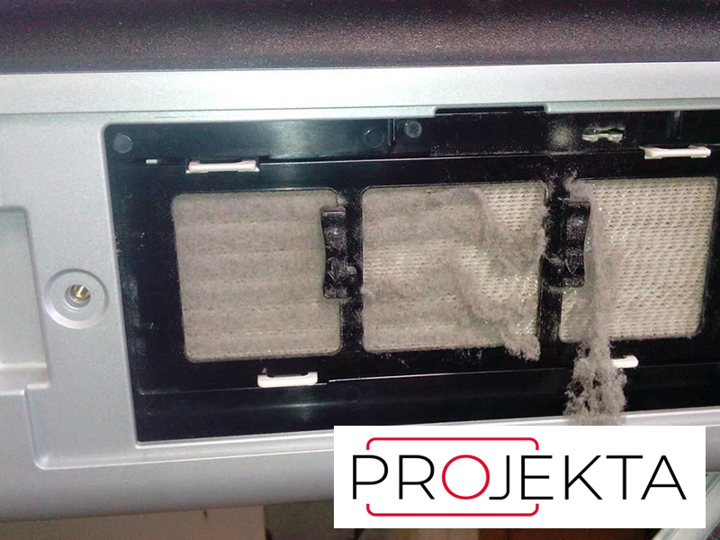 Prasklá lampa - z důvodu totálního zanesení filtrů projektoru