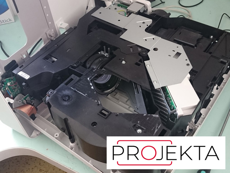 Mechanické poškození objektivu školním kružítkem