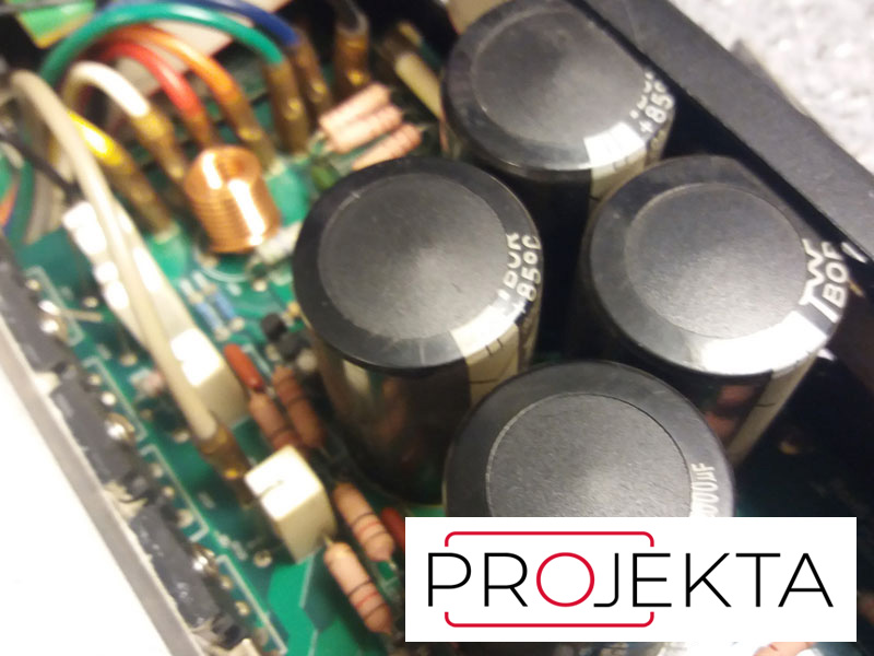 Stáří na projektoru se poznamená i jinak – výměna nafouknutých kondenzátorů