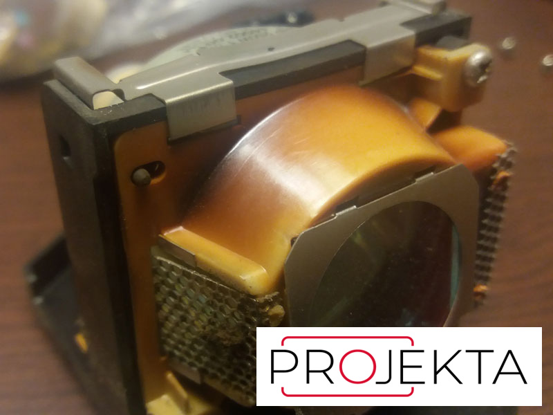 Jak znečištěný projektor, včetně hlavních vzduchových tunelů, muže poškodit lampu